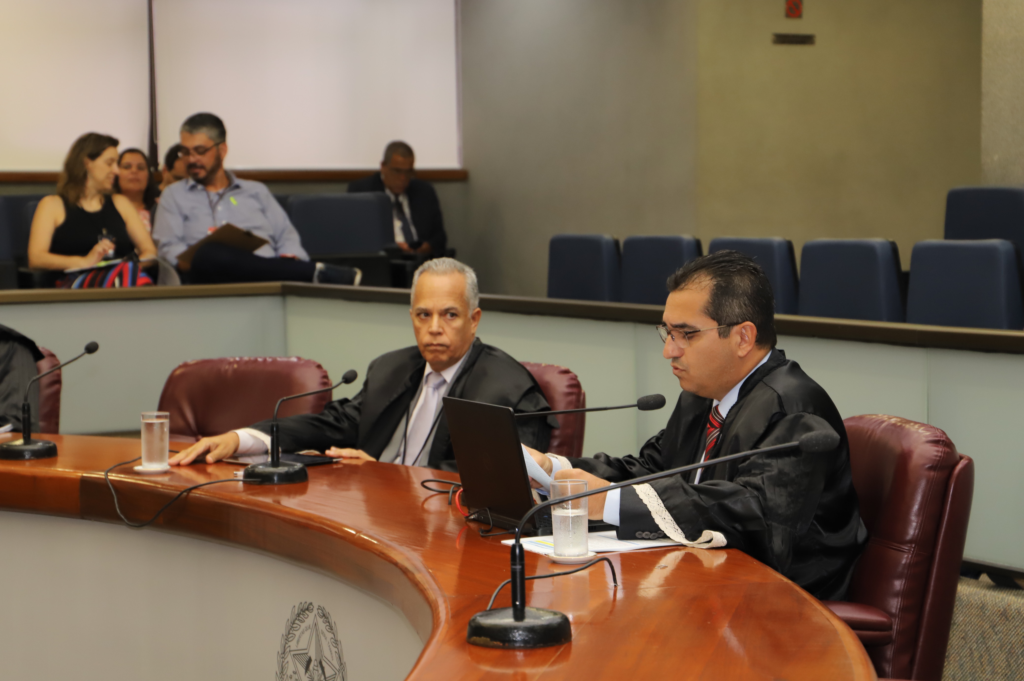 O conselheiro Cláudio Terrão em sessão da Segunda Câmara relatando processo (à direita). Ao lado dele, o conselheiro Gilberto Diniz, relator inicial do processo (Foto: Karina Camargos Coutinho)